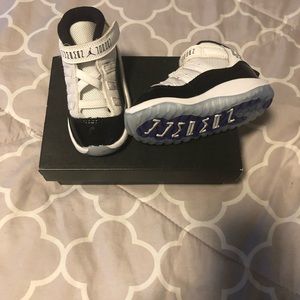 Air Jordan 11 concord black & white size 6